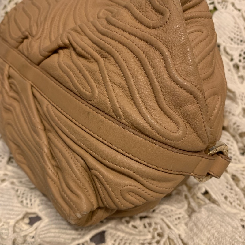 BVLGARI Chandra經典logo金屬扣環 駝色皮革手提包 肩背包-9