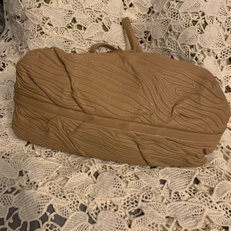 BVLGARI Chandra經典logo金屬扣環 駝色皮革手提包 肩背包-10