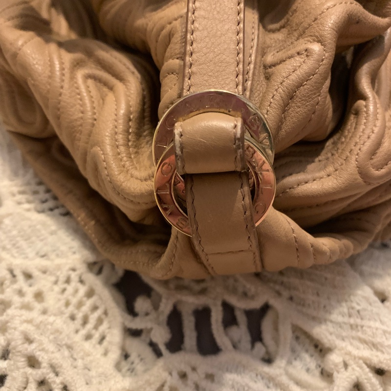 BVLGARI Chandra經典logo金屬扣環 駝色皮革手提包 肩背包-35