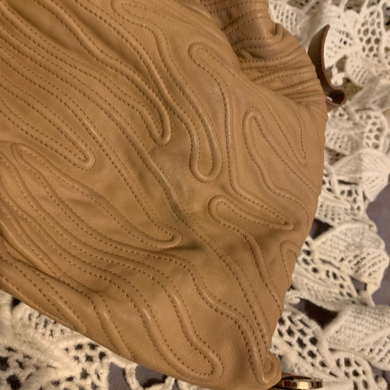 BVLGARI Chandra經典logo金屬扣環 駝色皮革手提包 肩背包-40