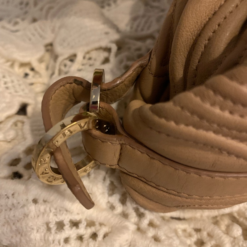 BVLGARI Chandra經典logo金屬扣環 駝色皮革手提包 肩背包-49