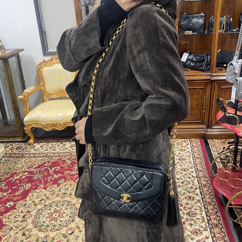 「JL精品代購」9新 香奈兒黑金羊黛妃金球流蘇相機雕花鏈條包-1