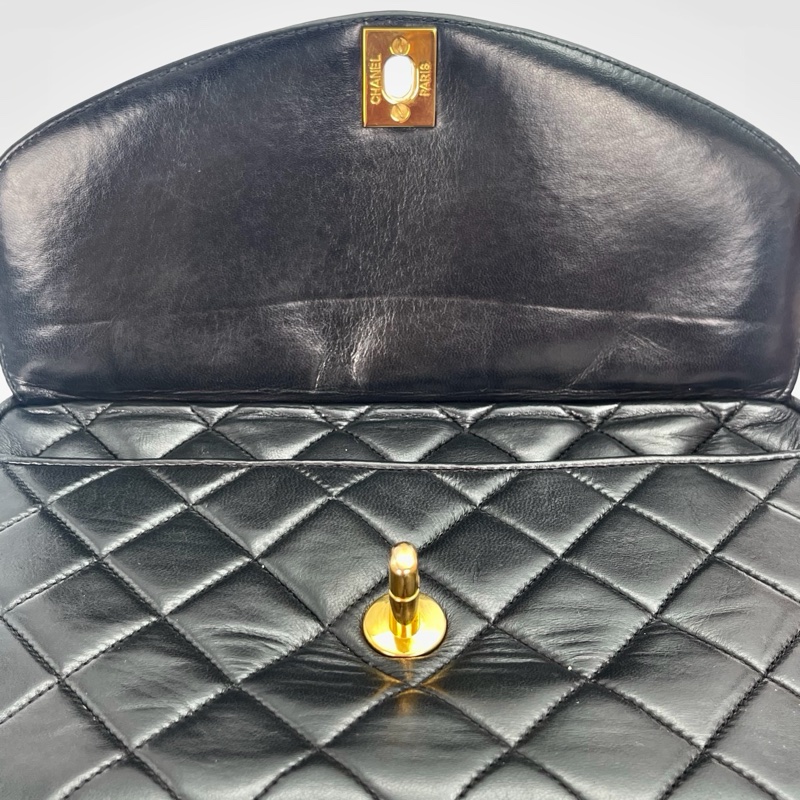 「JL精品代購」9新 香奈兒黑金羊黛妃金球流蘇相機雕花鏈條包-16