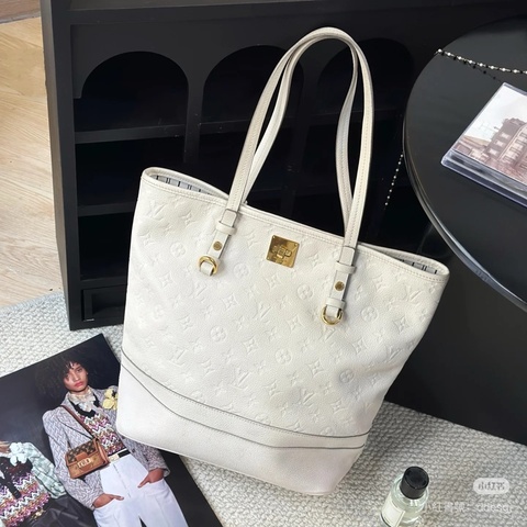 Louis Vuitton • 奶昔白全皮壓紋托特包
