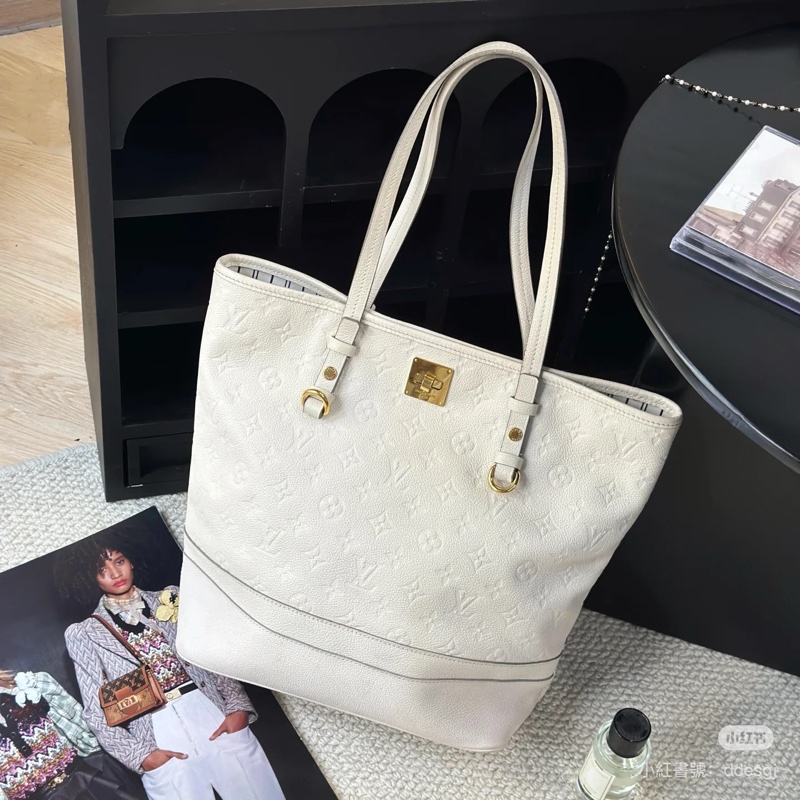 Louis Vuitton • 奶昔白全皮壓紋托特包-0