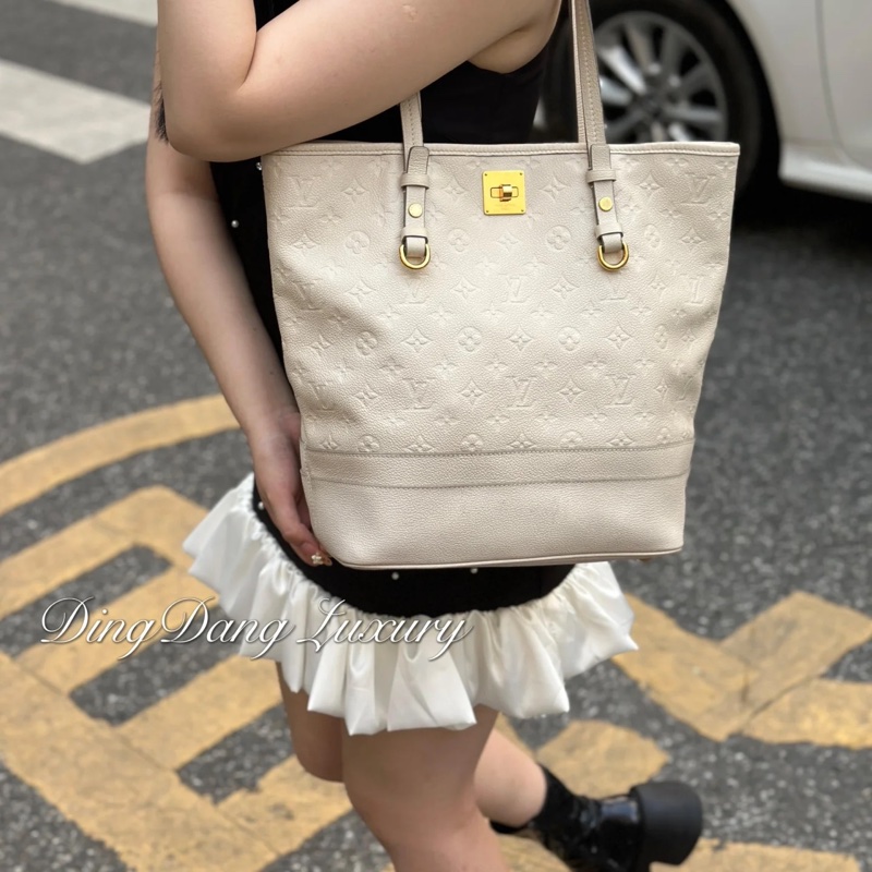 Louis Vuitton • 奶昔白全皮壓紋托特包-1