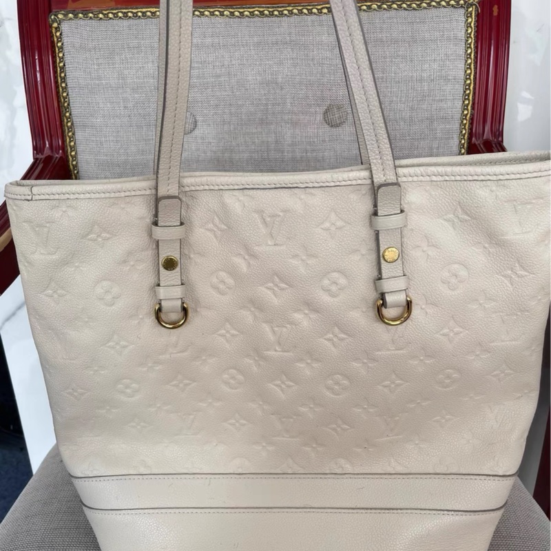 Louis Vuitton • 奶昔白全皮壓紋托特包-4