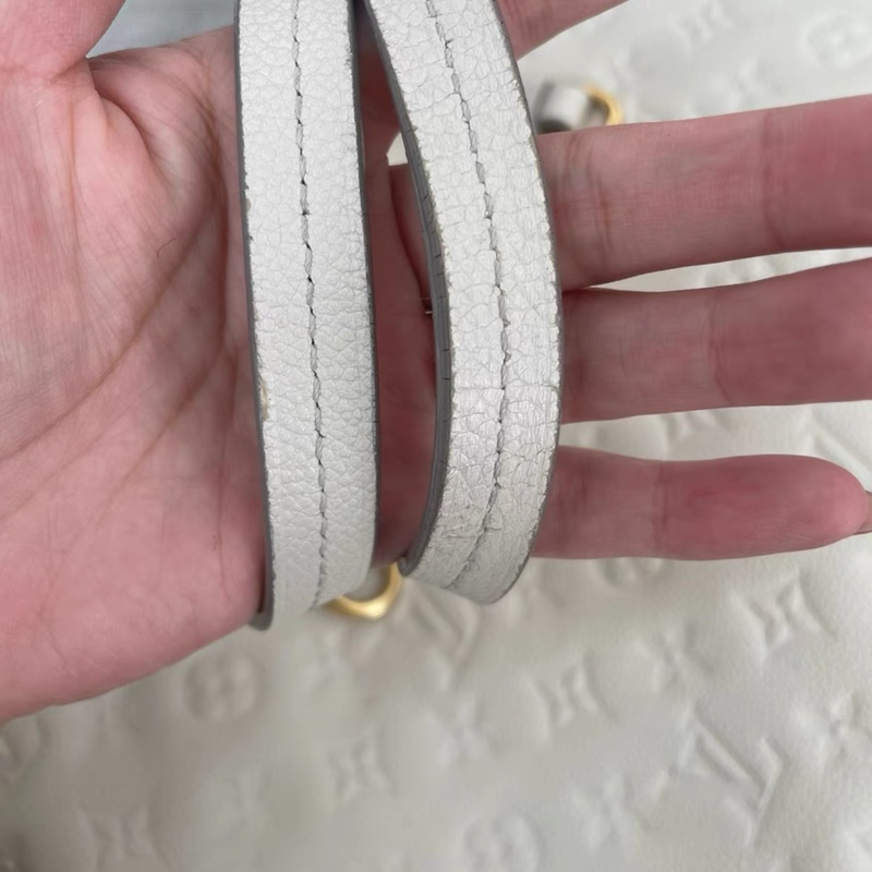 Louis Vuitton • 奶昔白全皮壓紋托特包-5