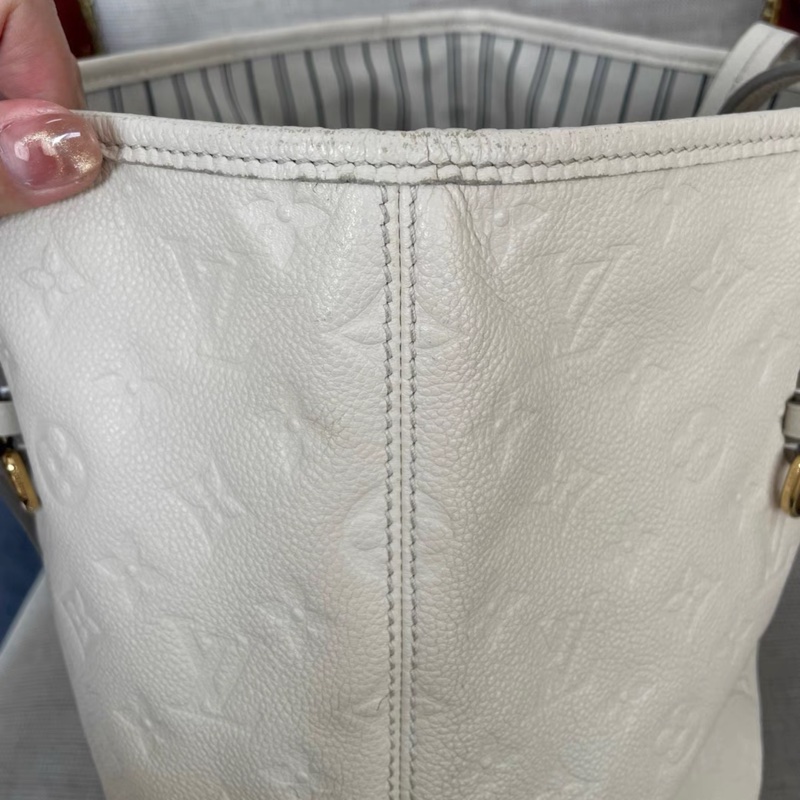 Louis Vuitton • 奶昔白全皮壓紋托特包-6