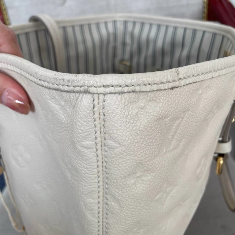 Louis Vuitton • 奶昔白全皮壓紋托特包-7