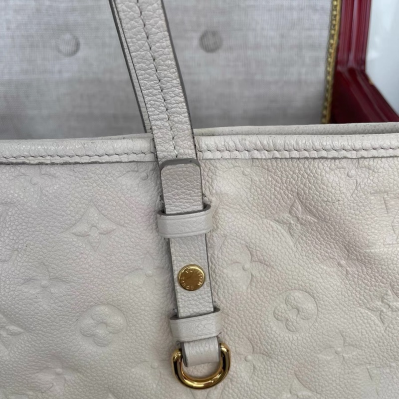 Louis Vuitton • 奶昔白全皮壓紋托特包-8