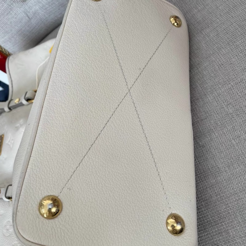 Louis Vuitton • 奶昔白全皮壓紋托特包-9