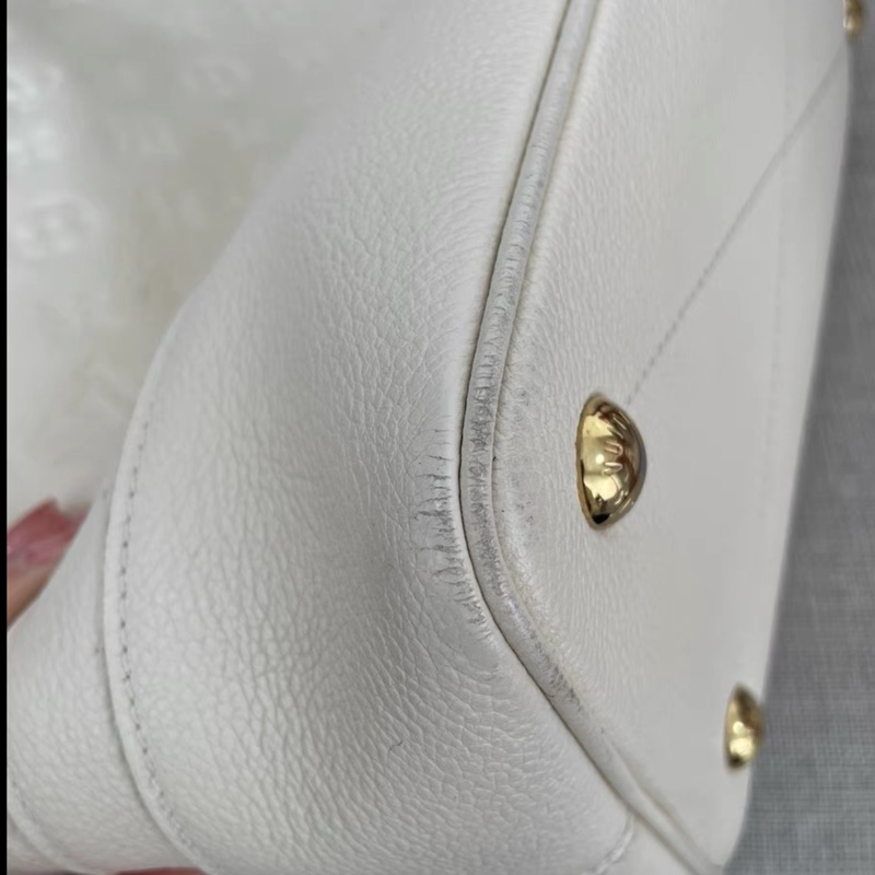 Louis Vuitton • 奶昔白全皮壓紋托特包-10