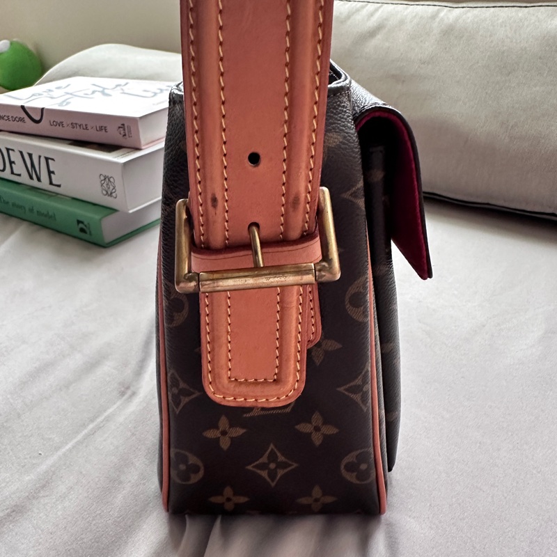 ✨1萬9帶走✨成色超好LV路易威登 經典駱駝腋下單肩包-5