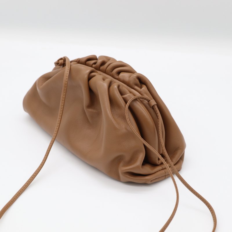 Bottega Veneta 寶緹嘉 牛奶焦糖 棕色 牛皮 雲朵包 斜挎包 手拿包-3