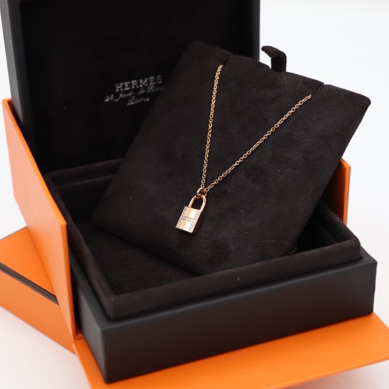 【近新閒置品🌟專櫃 18 萬 5】Hermès 愛馬仕 Kelly Cadenas 18K 玫瑰金 鑽石 0.09 ct 克拉 墜飾 項鍊-0