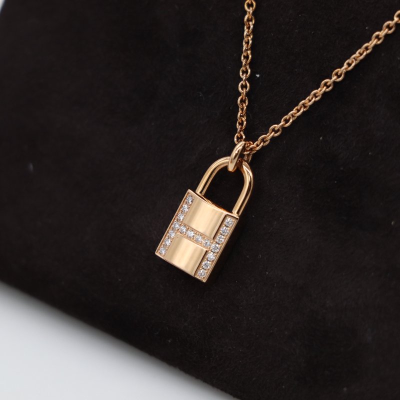 【近新閒置品🌟專櫃 18 萬 5】Hermès 愛馬仕 Kelly Cadenas 18K 玫瑰金 鑽石 0.09 ct 克拉 墜飾 項鍊-1