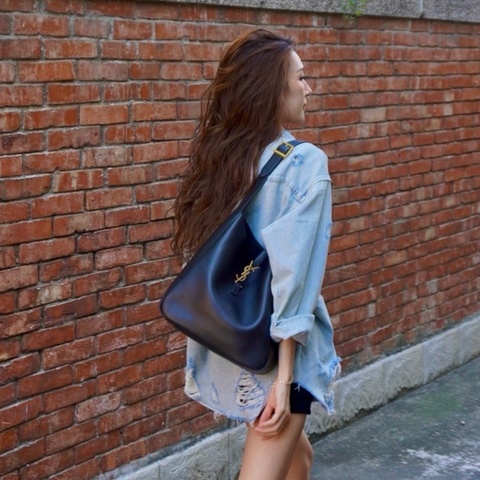 YSL LE 5A7 金logo粒面牛皮Hobo肩背包-大(753837-黑)