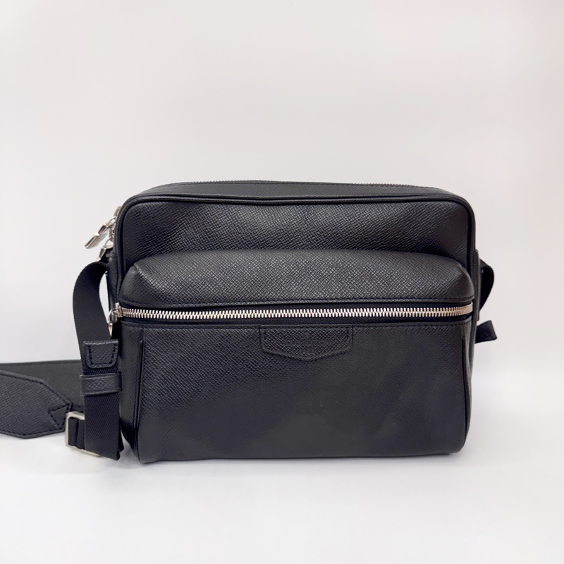 LV Outdoor PM 黑Taiga皮郵差包-0