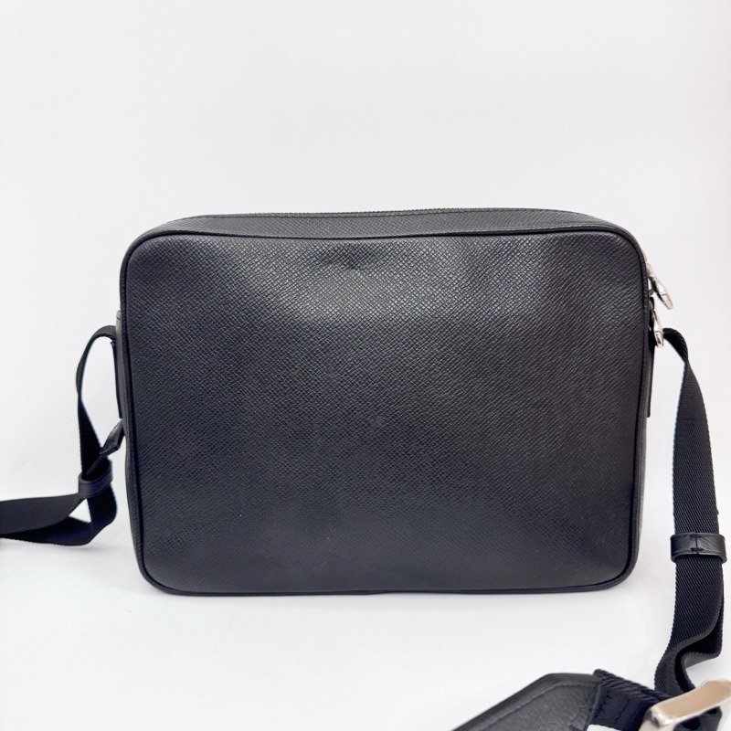 LV Outdoor PM 黑Taiga皮郵差包-1