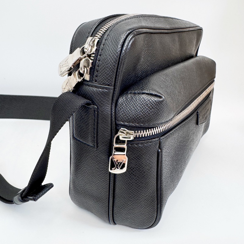 LV Outdoor PM 黑Taiga皮郵差包-2