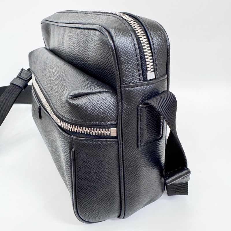 LV Outdoor PM 黑Taiga皮郵差包-3