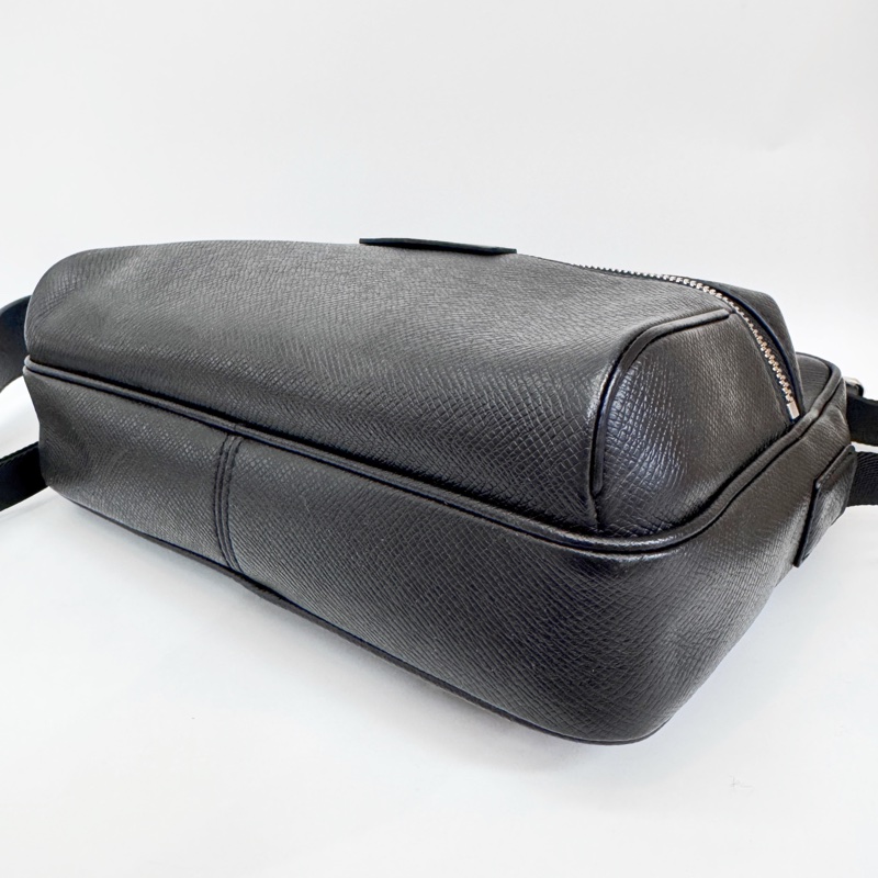 LV Outdoor PM 黑Taiga皮郵差包-6