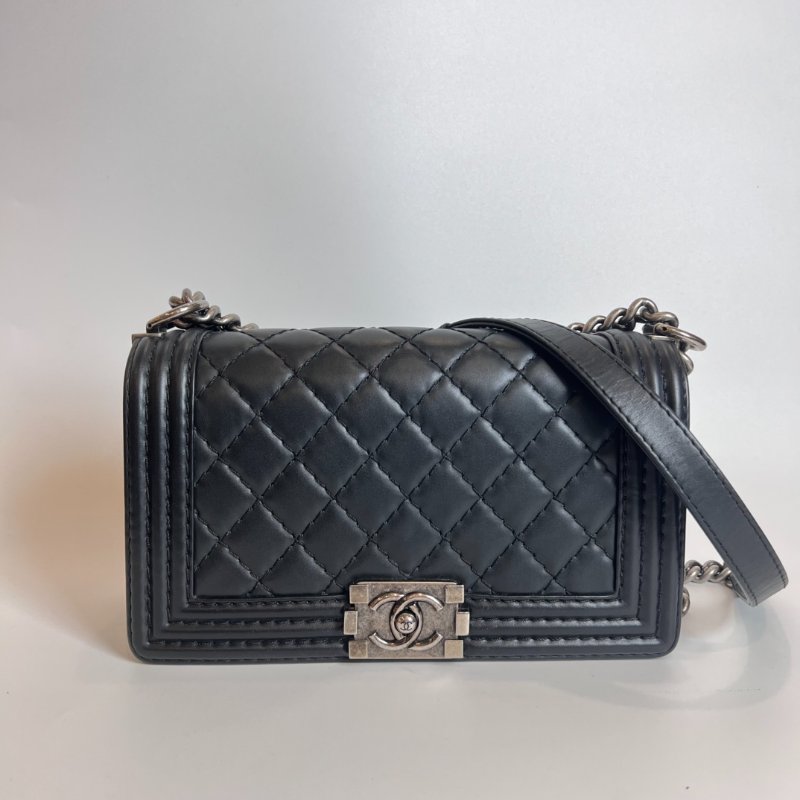 CHANEL 18開 黑銀菱格紋大縫線 BOY25-0