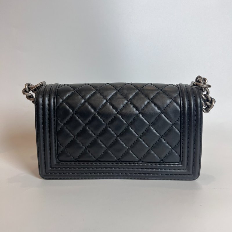 CHANEL 18開 黑銀菱格紋大縫線 BOY25-1