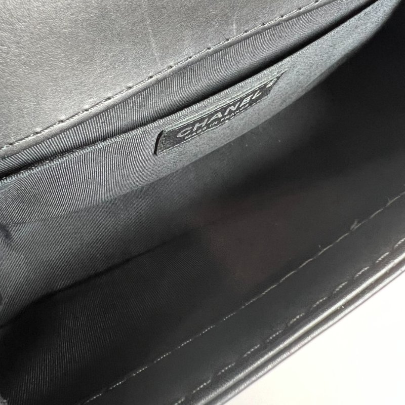 CHANEL 18開 黑銀菱格紋大縫線 BOY25-5