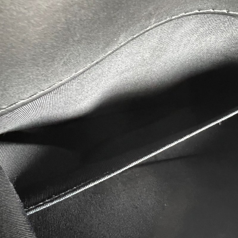 CHANEL 18開 黑銀菱格紋大縫線 BOY25-6