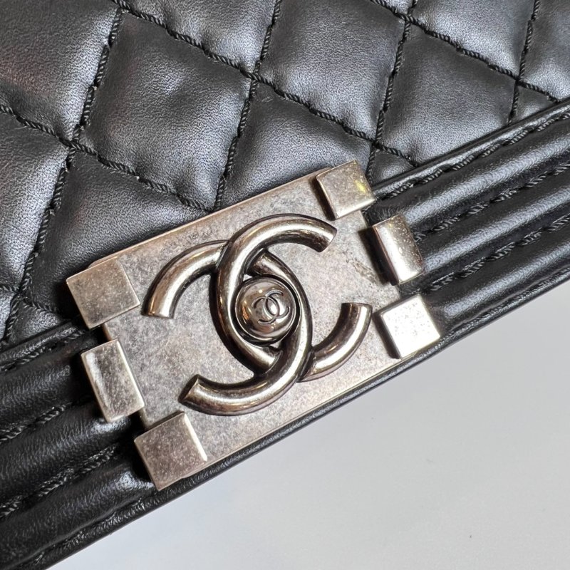 CHANEL 18開 黑銀菱格紋大縫線 BOY25-8