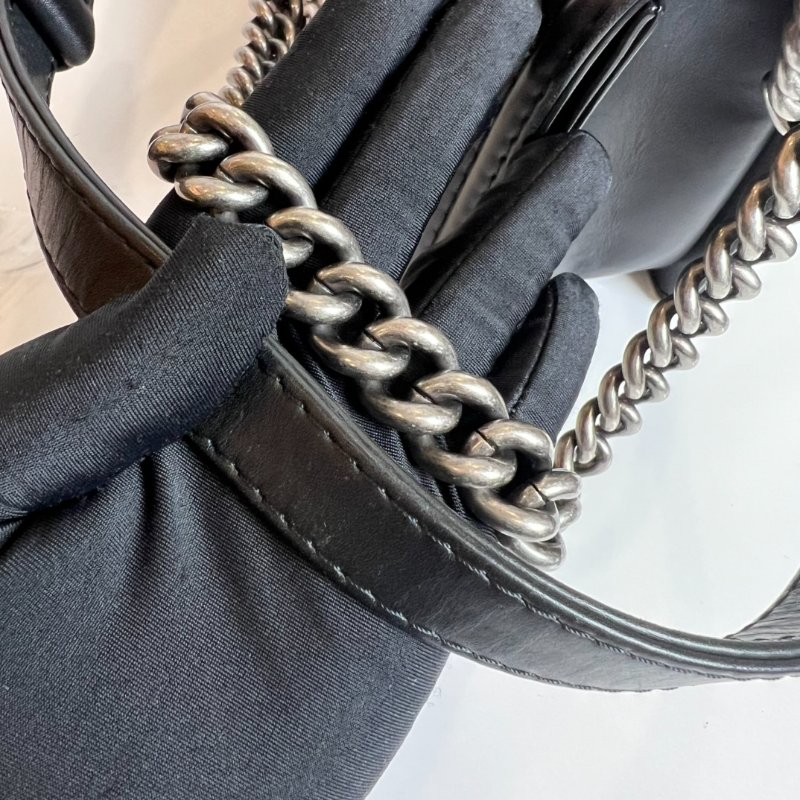 CHANEL 18開 黑銀菱格紋大縫線 BOY25-9