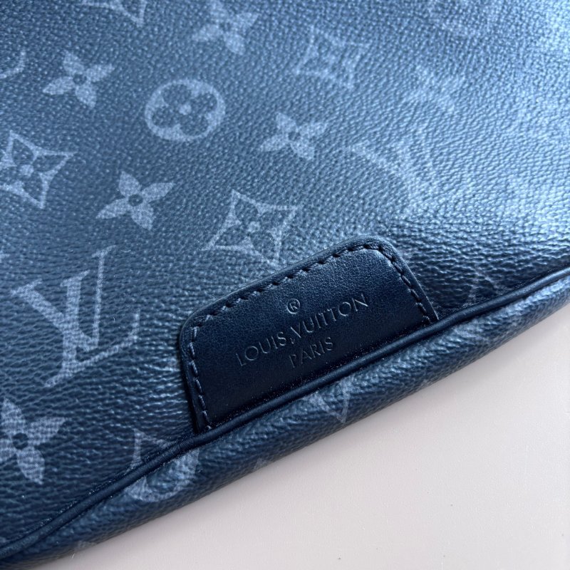 ::LOUIS VUITTON::LV M46035 Discovery黑花紋拉鍊胸口包 腰包PM-3