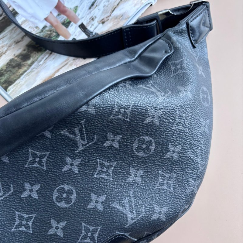 ::LOUIS VUITTON::LV M46035 Discovery黑花紋拉鍊胸口包 腰包PM-4