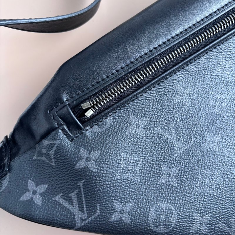 ::LOUIS VUITTON::LV M46035 Discovery黑花紋拉鍊胸口包 腰包PM-9