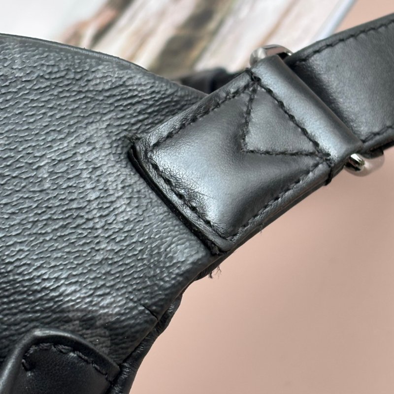 ::LOUIS VUITTON::LV M46035 Discovery黑花紋拉鍊胸口包 腰包PM-15