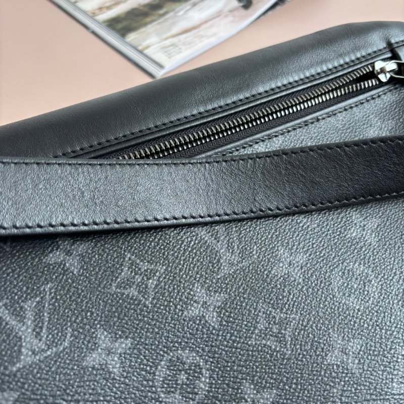 ::LOUIS VUITTON::LV M46035 Discovery黑花紋拉鍊胸口包 腰包PM-19