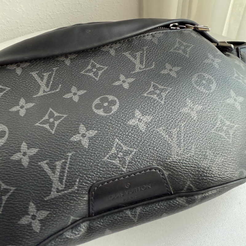 lv男生胸包 超級優惠價格-1