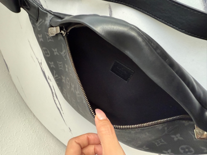 lv男生胸包 超級優惠價格-11