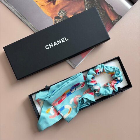 ::CHANEL: :經典鍊條印花造型絲巾/髮束組合(湖水綠色)