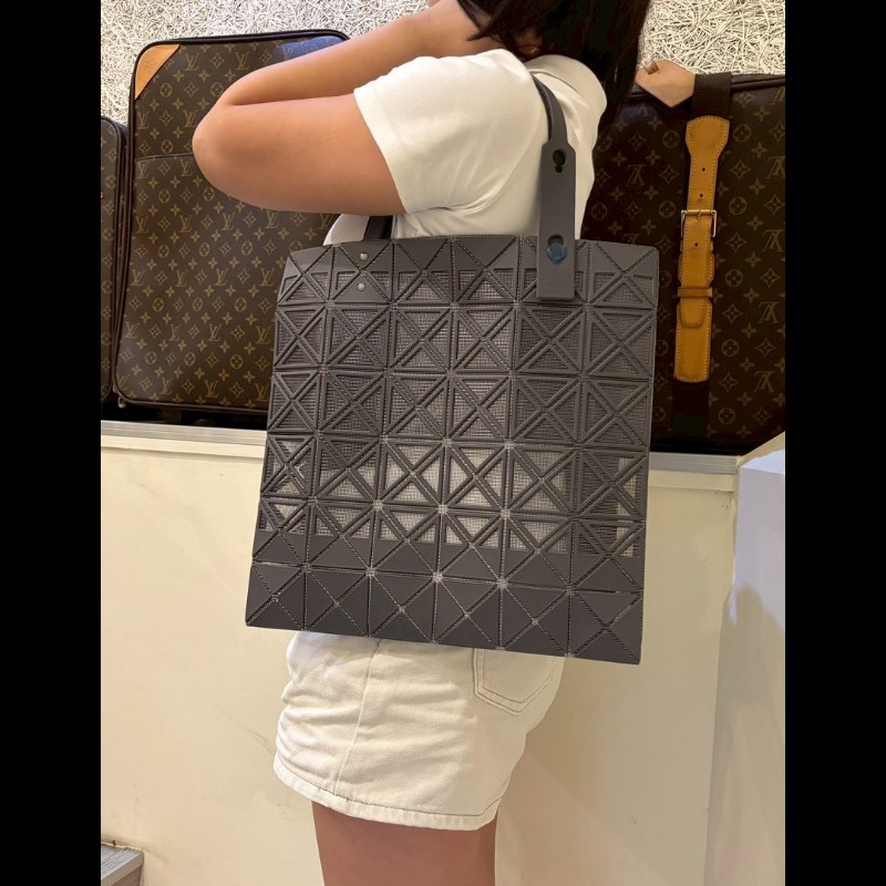 Issey Miyake BAOBAO 灰色網狀托特包 6×6（中格）-2