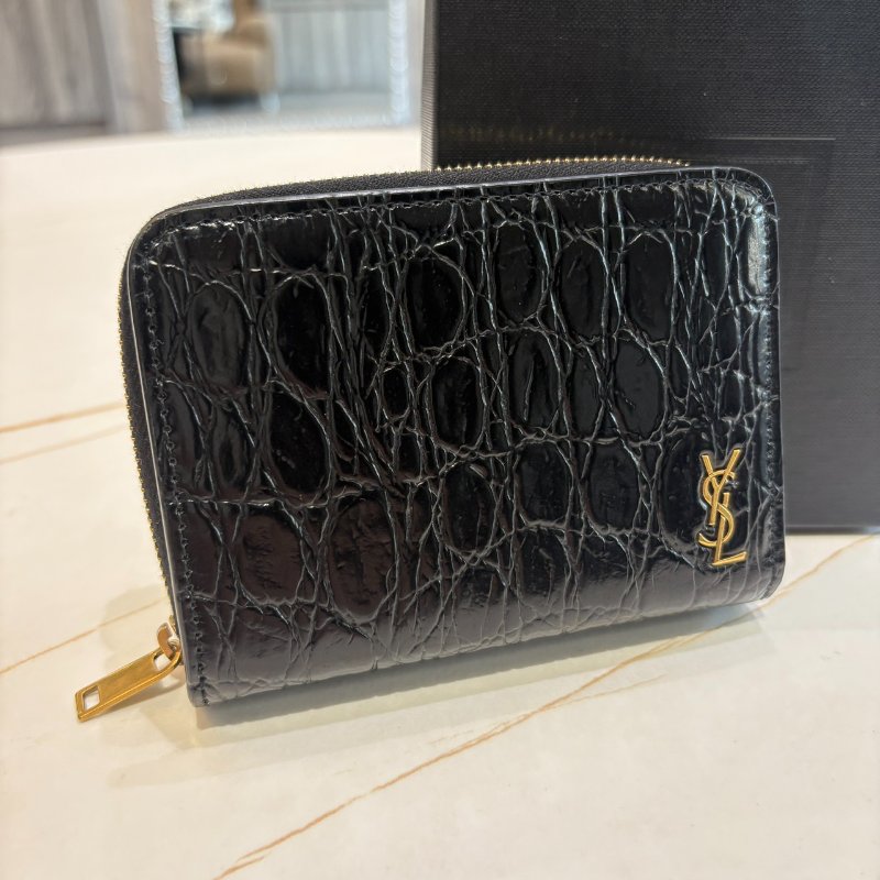 *SHIHNA名牌精品*YSL 金屬LOGO鱷魚壓紋小牛皮釦式零錢短夾黑-0
