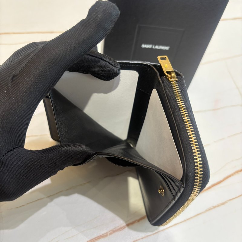 *SHIHNA名牌精品*YSL 金屬LOGO鱷魚壓紋小牛皮釦式零錢短夾黑-5