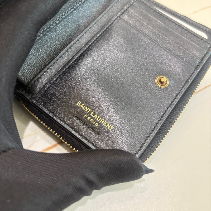 *SHIHNA名牌精品*YSL 金屬LOGO鱷魚壓紋小牛皮釦式零錢短夾黑-6