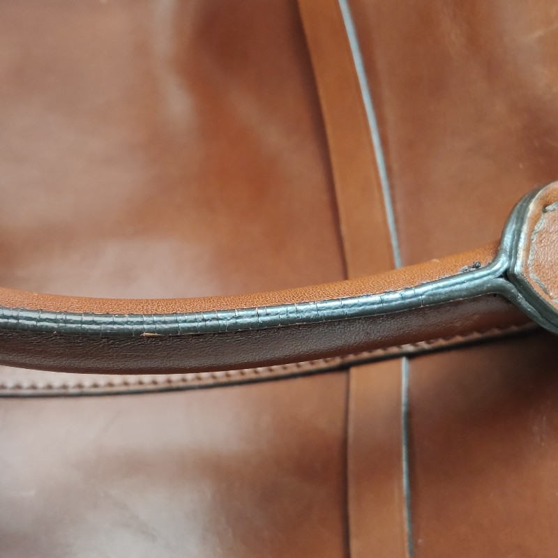 Burberry牛皮純色字母Logo拉鍊手提包-19