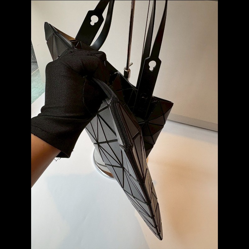 Issey Miyake BAOBAO 啞光黑托特包 6×6（中格）-8