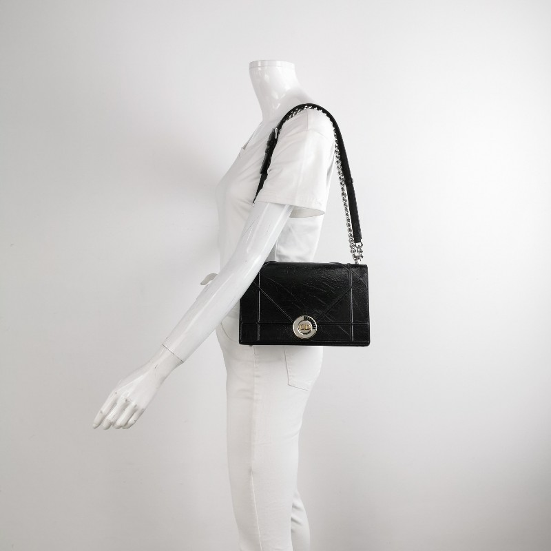 Dior Diorama盾牌包中號油蠟皮純色盾形紋章搭扣單肩包-1