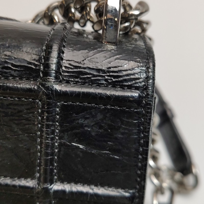 Dior Diorama盾牌包中號油蠟皮純色盾形紋章搭扣單肩包-16