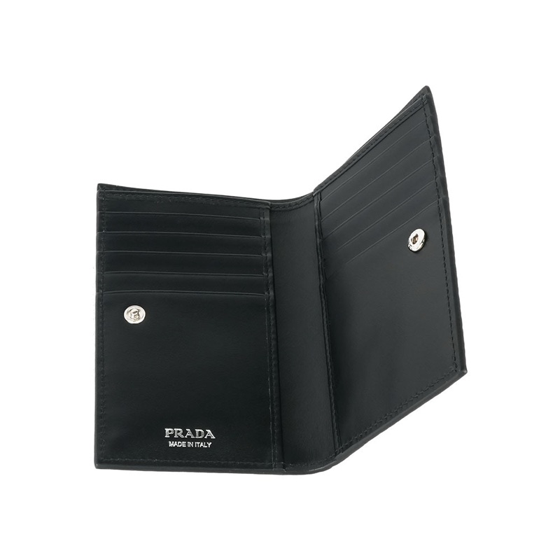 縫線三角浮雕Logo 粒紋皮革釦式二折中夾(黑色)-4